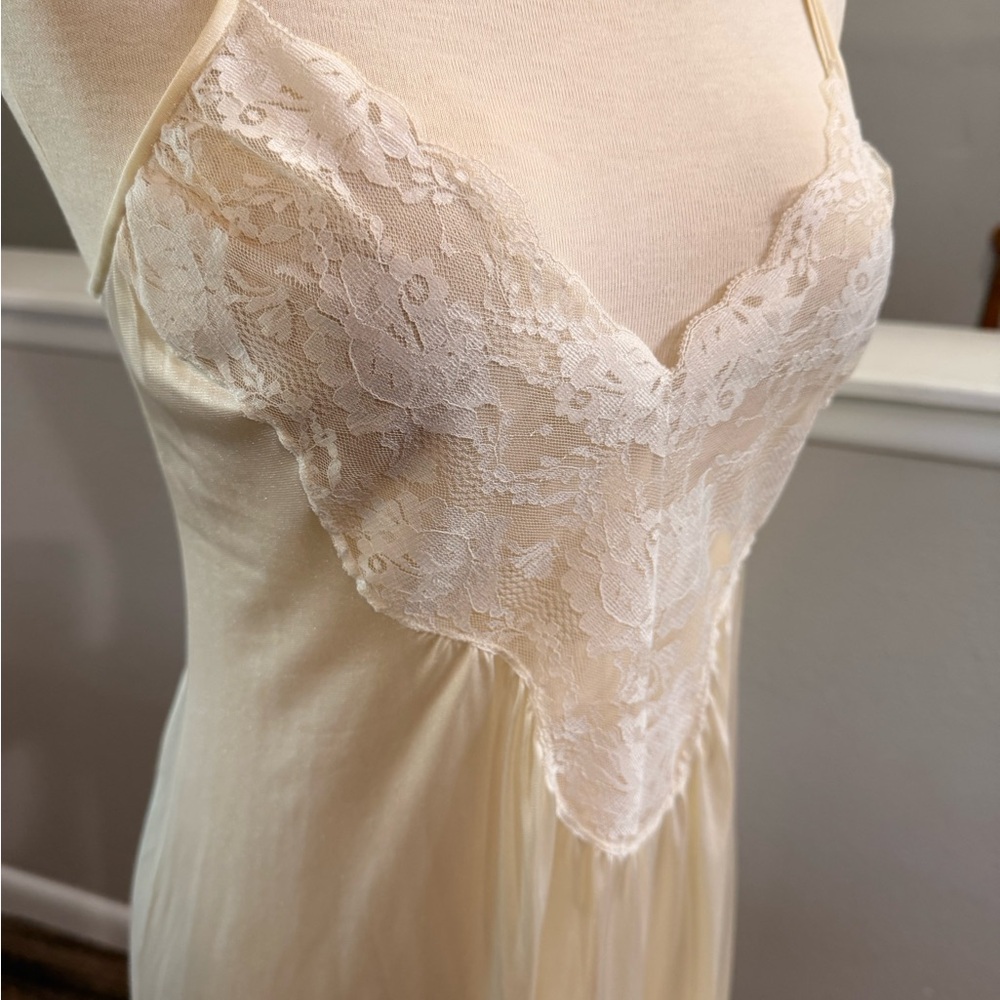 Vintage Gilead Ivory Nylon Nightgown USA Lace Slip Dress Bridal Coquette Petite - Picture 3 of 9